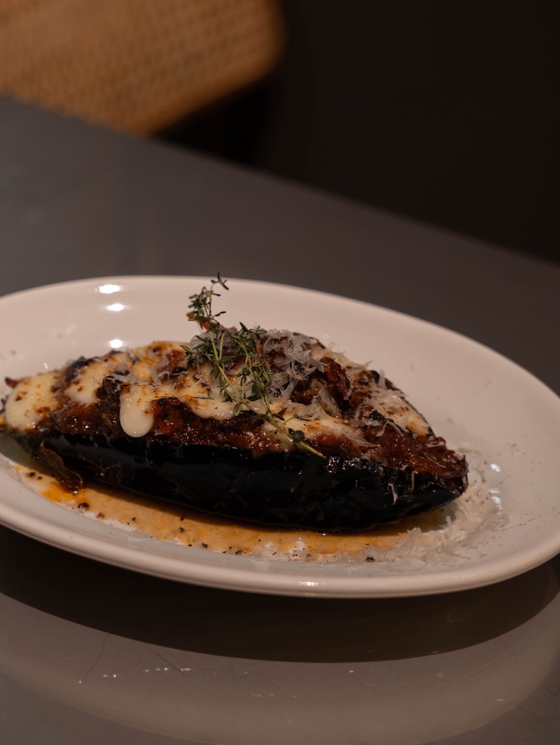 Aubergine américaine grillée chez Bello Vero, nappée de sauce bolognaise et de fromage fondu